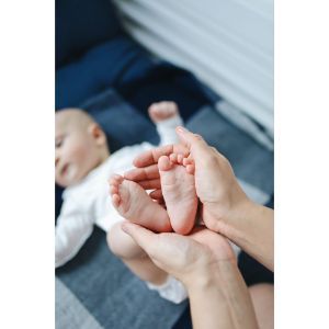 How to Treat Baby Feet That Turn Purplish-Blue